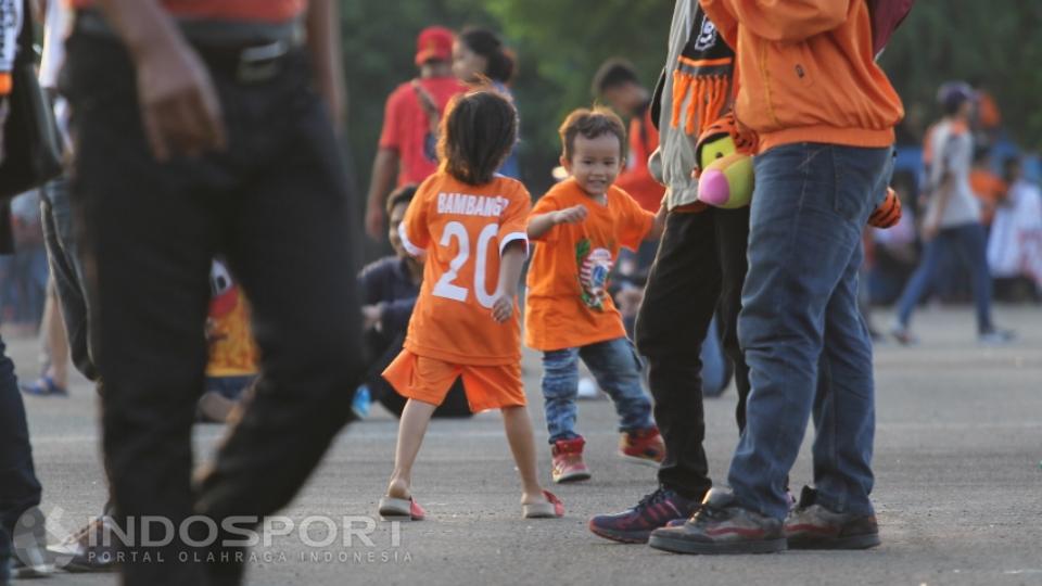 Dua anak kecil terlihat sangat bahagia merayakan hari ulang tahun Jakmania.
